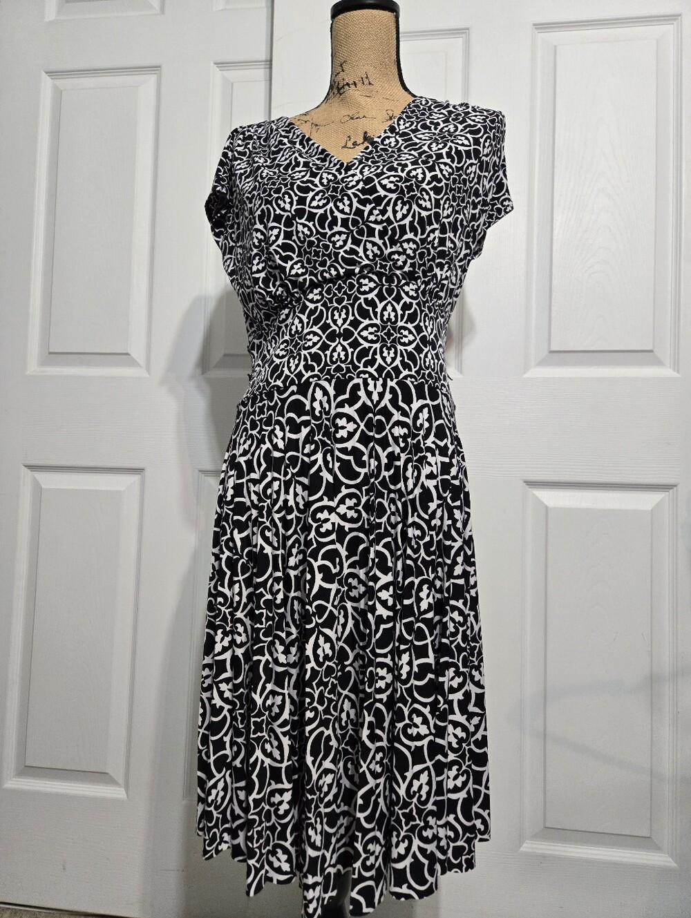 WHBM Black & White Patterned V-Neck Women’s Dress Size Medium